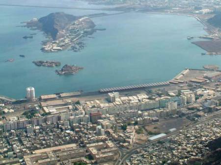 تجار ونافذون يمنيون يحاولون تعطيل اتفاق مشروع تطوير شركة صينية لميناء عدن والمطار والمنطقة الحرة  