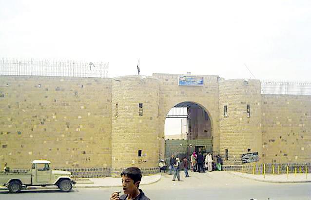 رويترز: فرار 14 سجينا يشتبه بانتمائهم للقاعدة من سجن ‫صنعاء‬ المركزي