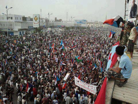 صحيفة كويتية :  الآلاف احتشدوا في عدن خلال أول تصالح بين أطراف الجنوب