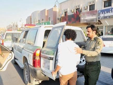 الجوازات السعودية : السجن 6 أشهر وغرامة 25 ألف ريال عقوبة نقل المتسللين