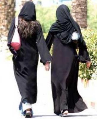 دبي : تفاصيل اتهام بائع بتهديد فتاتين بنشر صورهما في وضع خادش
