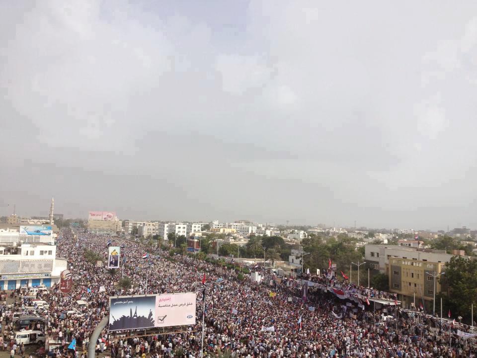 صحيفة الاتحاد الاماراتية : مئات الآلاف يتظاهرون في الجنوب ضد «الوحدة اليمنية»