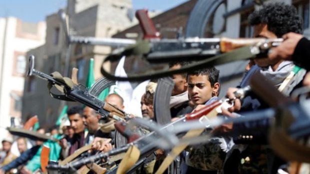 الحوثيون يداهمون منازل ضباط.. بحثاً عن وثائق إيرانية