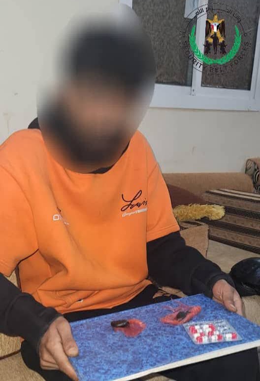 قوات الحزام الأمني بلحج تضبط شخصًا بحوزته مواد مخدرة وخمور