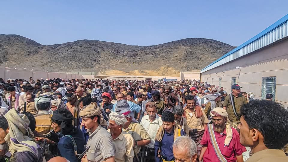 قيادة السلطة المحلية بشبوة تتقدّم مشيّعي الشهيد حسين الهرش.. وسط استنكار واسع لجريمة قتله من قبل متقطعين في مأرب