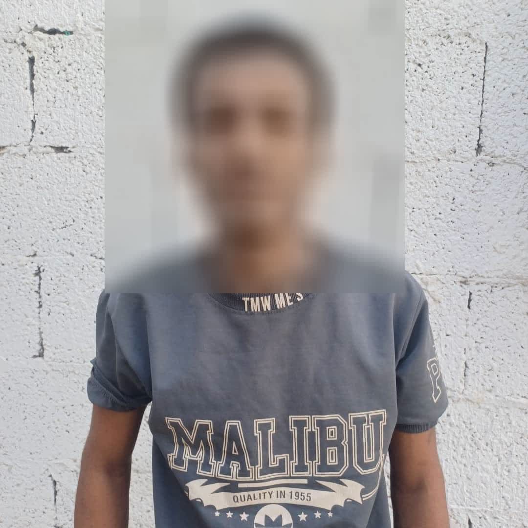 أمن العاصمة عدن يلقي القبض على متهم بجرائم سرقة بالمنصورة