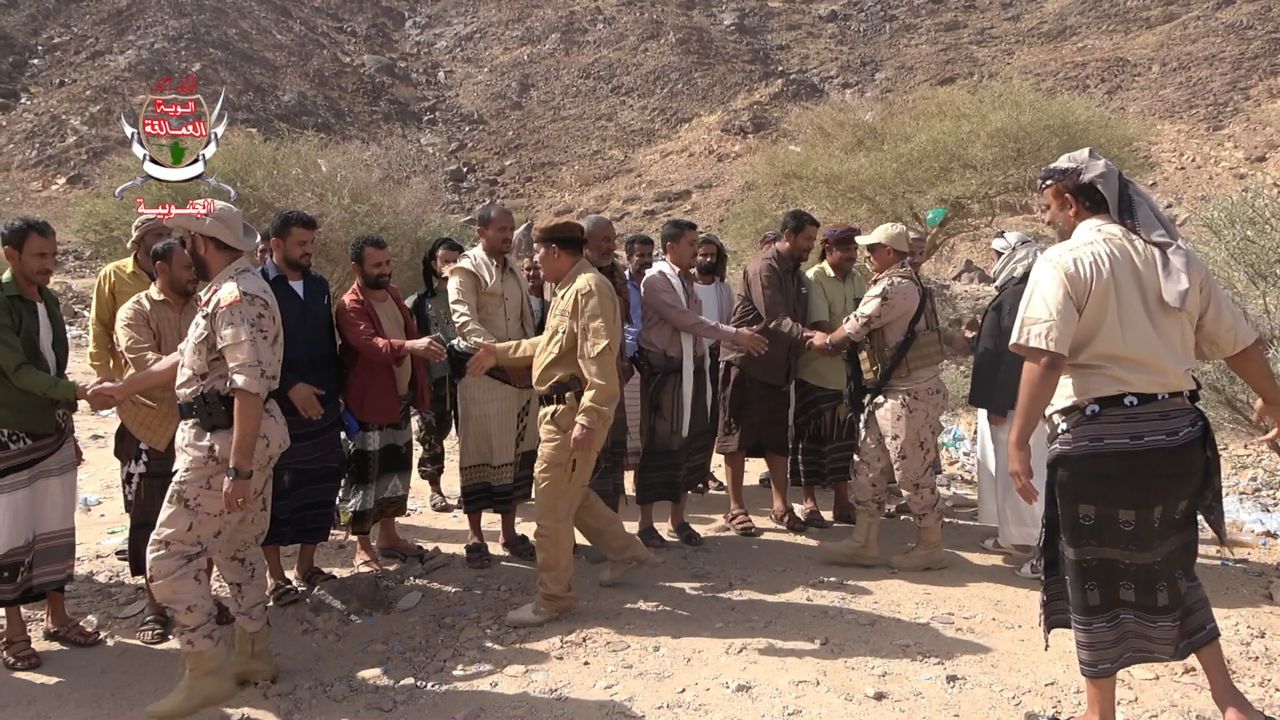 بتوجيهات المحرمي .. قيادات من العمالقة تقوم بزيارة عيدية للمرابطين في جبهات القتال