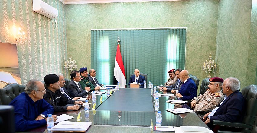 اللجنة الأمنية العليا تعقد اجتماعا برئاسة رشاد العليمي وتؤكد : أمجد خالد يدير شبكة اغتيالات وتفجيرات مرتبطة بقيادات حوثية وسوف نلاحقه عبر الانتربول 