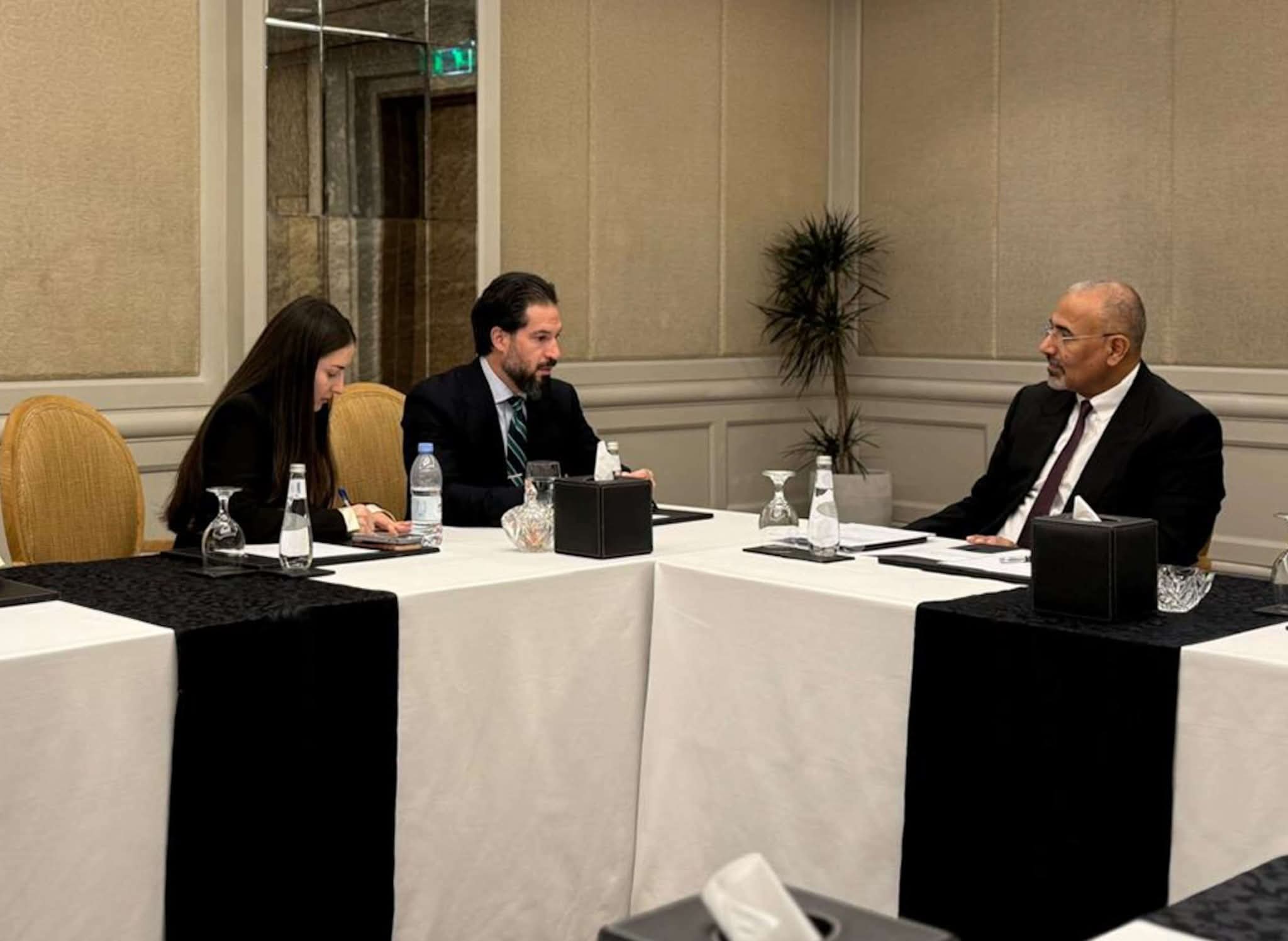 الرئيس الزُبيدي يلتقي القائم بأعمال السفير الأمريكي ويؤكد أهمية دعم جهود السلام والاستقرار الاقتصادي في بلادنا