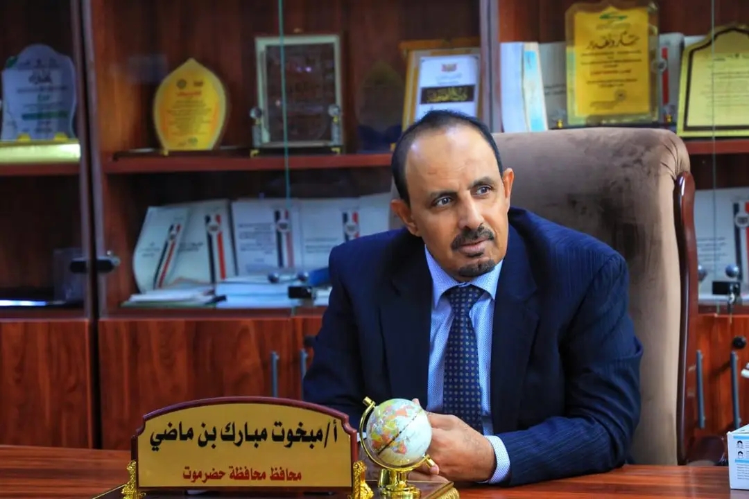 محافظ حضرموت يتفقد سير العمل في مجمع الدوائر الحكومية بسيئون ويناقش احتياجات المواطنين