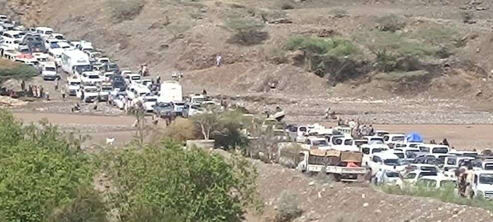 اللواء الثاني حزم ينفذ حملة إنقاذ عاجلة للمواطنين العالقين جراء السيول في خط العند بلحج