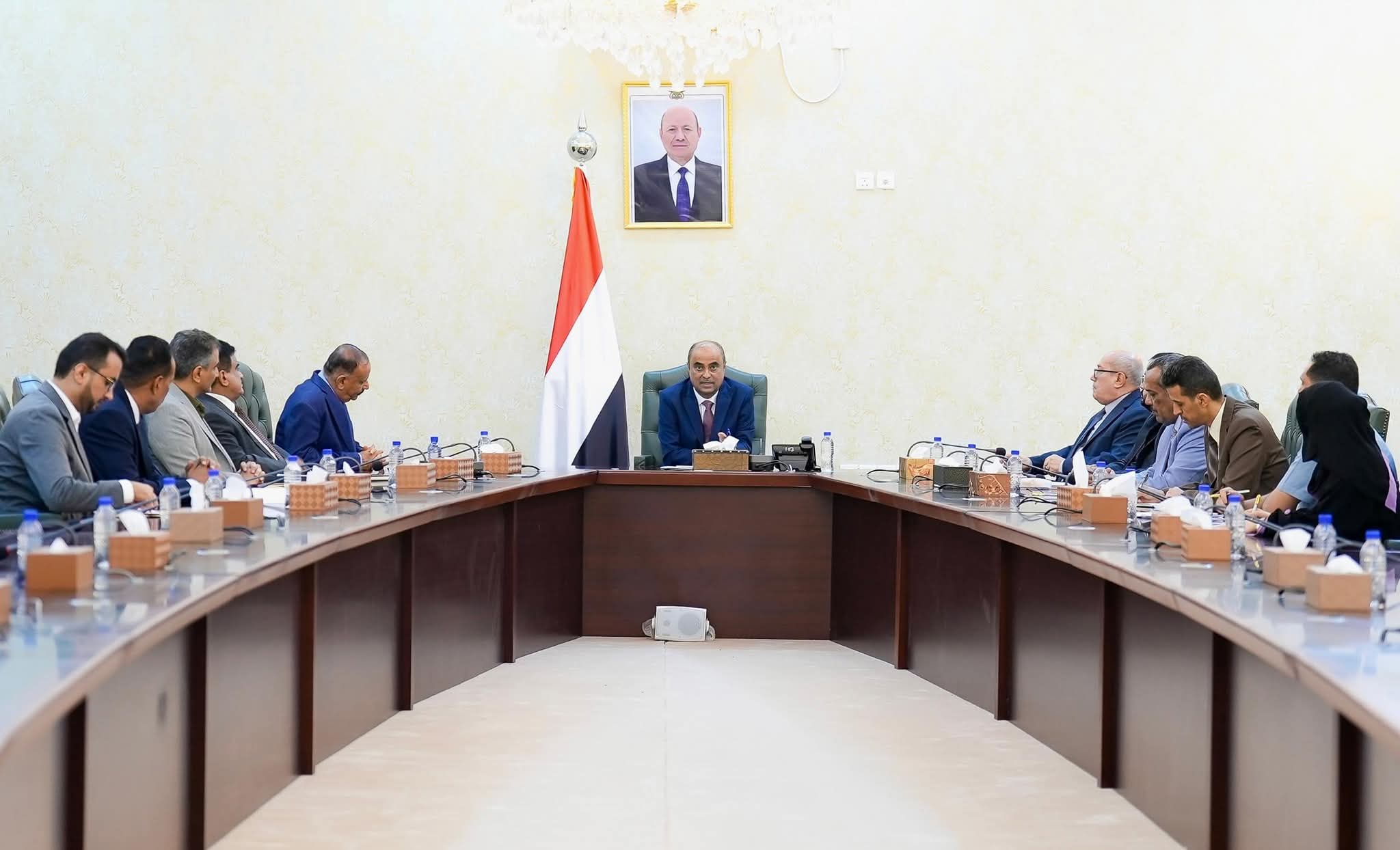 رئيس الوزراء يترأس اجتماعاً لمناقشة أضرار السيول ويوافق على مشروع الممر المائي الوادي الكبير من الوسط إلى الحسوة