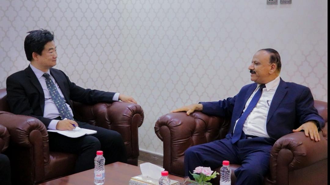 وزير النقل يبحث مع القائم بأعمال السفير الصيني أوجه الاستفادة من الاستثمارات الصينية