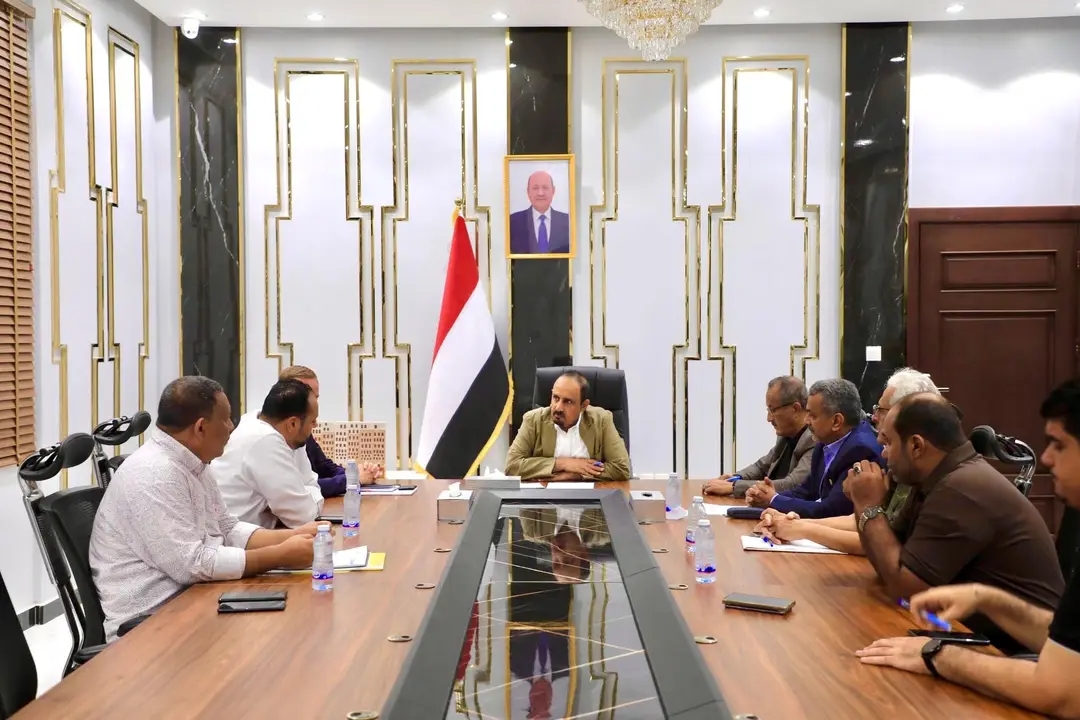 محافظ حضرموت يلتقي ممثل شركة “أورتسلا” لبحث صيانة محطات الكهرباء العاملة بالمازوت